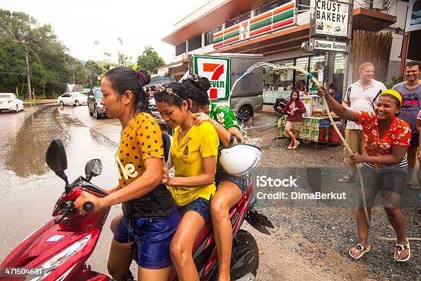 Personas Famoso Festival Songkran En Tailandia Foto de stock y más banco de imágenes de Abril - Abril, Acontecimiento, Adulación