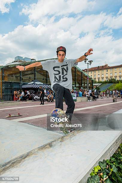 トリノでスケートボーダー - Tシャツのストックフォトや画像を多数ご用意 - Tシャツ, カジュアルウェア, ジャンプする