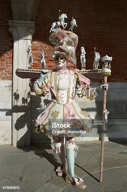 Máscara Veneziana Participa Carnaval De Veneza - Fotografias de stock e mais imagens de Carnaval de Veneza - Carnaval de Veneza, Cultura Italiana, Culturas