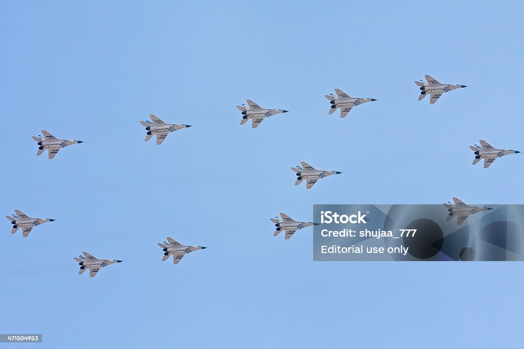 Doze MiG - 29 lutadores forma Figura seis contra o Fundo de céu azul - Royalty-free Aniversário especial Foto de stock