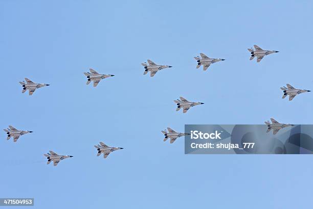 Doze Mig 29 Lutadores Forma Figura Seis Contra O Fundo De Céu Azul - Fotografias de stock e mais imagens de Aniversário especial