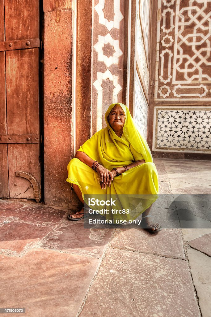 Mujer asiática mayor squatting en templo hindú - Foto de stock de Adulto libre de derechos