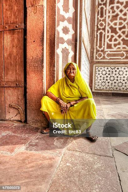 Mujer Asiática Mayor Squatting En Templo Hindú Foto de stock y más banco de imágenes de Adulto - Adulto, Agacharse, Aire libre