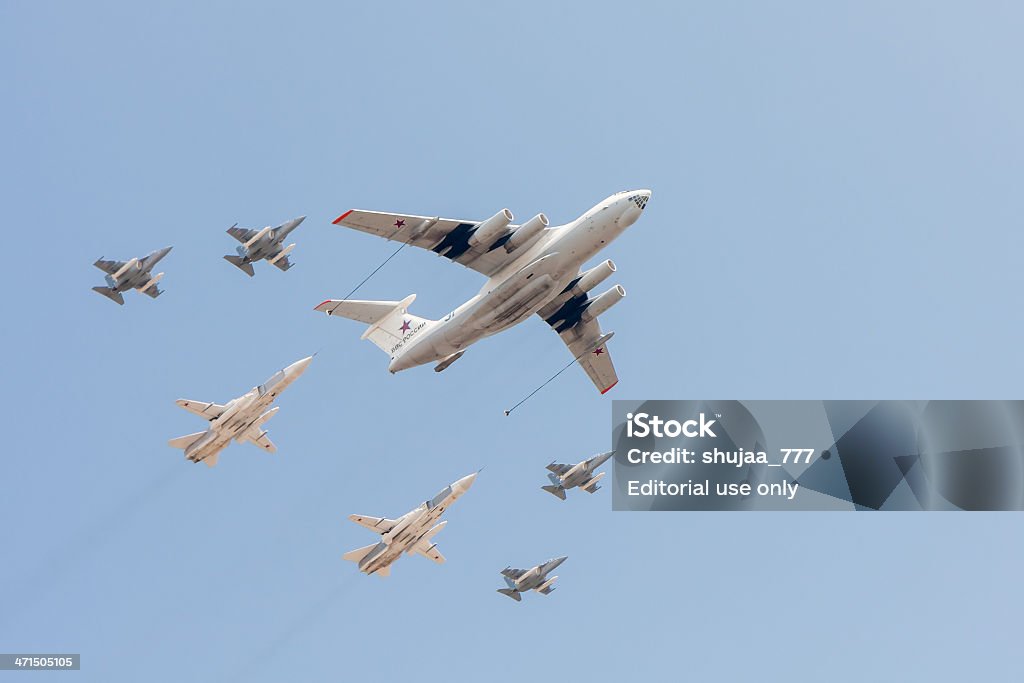Il - 78 Petroliera di rifornimento Su 24 e Yak - 130 Volano contro un cielo di sfondo - Foto stock royalty-free di Abilità