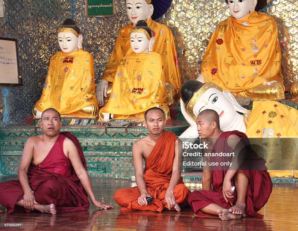 Monjes y estatuas de Buda-Shwedagon pagoda Yangon, - Foto de stock de Aire libre libre de derechos