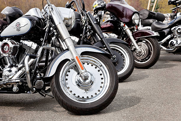 harley davidsons em uma linha - harley davidson engine motorcycle style imagens e fotografias de stock
