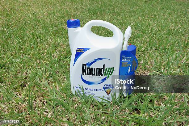 Algodoncillo Roundup Y Hierba Killer Foto de stock y más banco de imágenes de Arrear - Arrear, Herbicida, Rociar