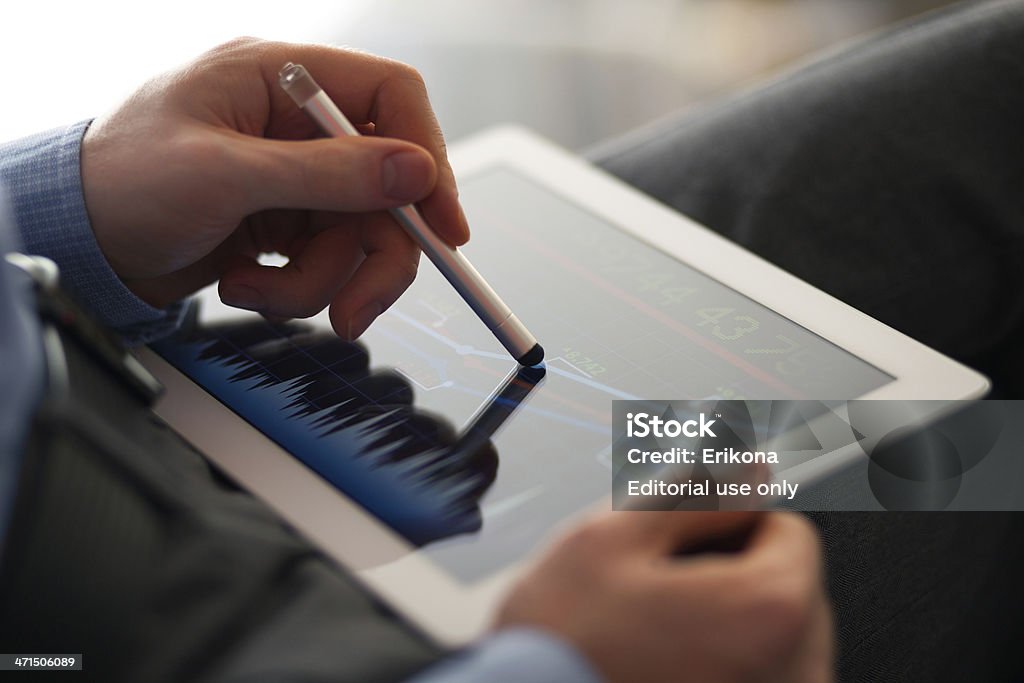Человек с помощью iPad - Стоковые фото Планшетный компьютер роялти-фри
