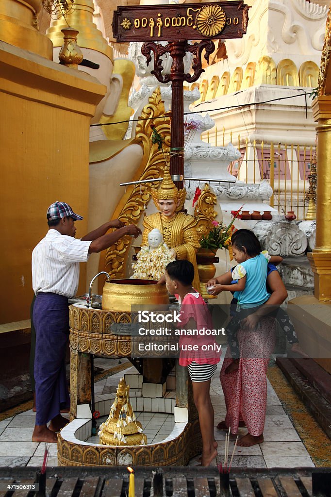 Burmesisch badet in der prachtvollen Shwedagon-Pagode beeindrucken, yangon - Lizenzfrei Architektur Stock-Foto