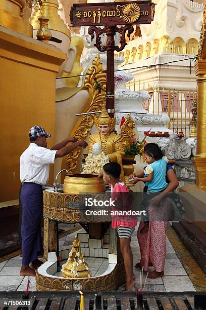 Burmesisch Badet In Der Prachtvollen Shwedagonpagode Beeindrucken Yangon Stockfoto und mehr Bilder von Architektur