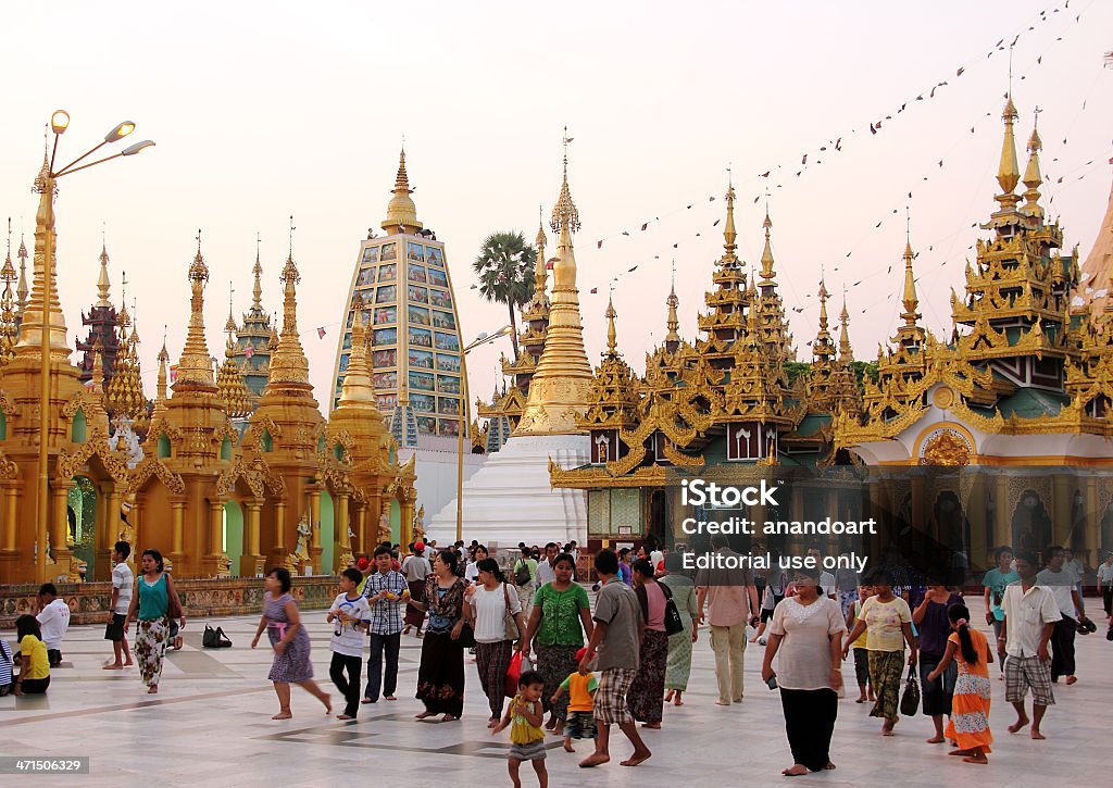 Monaci fedeli e turisti in pagoda_yangon di Shwedagon - Foto stock royalty-free di Ambientazione esterna