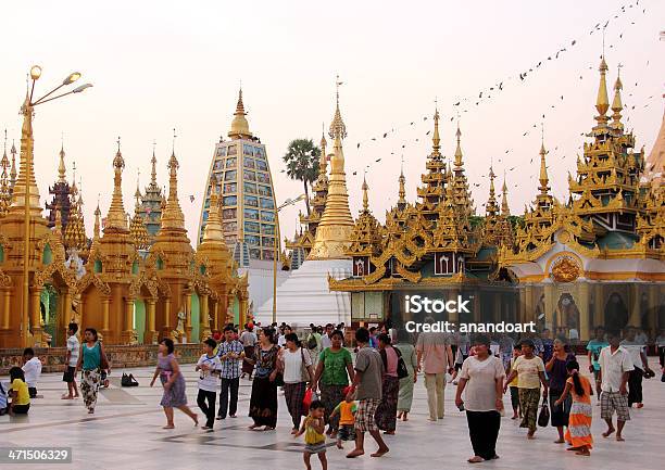 Monaci Fedeli E Turisti In Pagodayangon Di Shwedagon - Fotografie stock e altre immagini di Ambientazione esterna