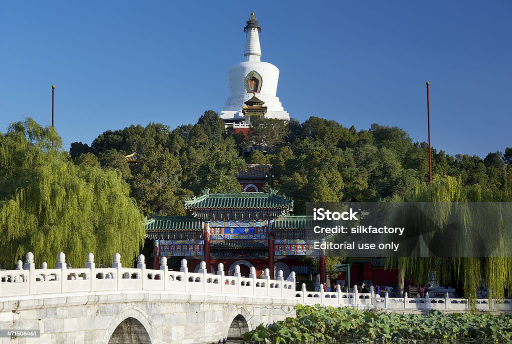 Parque de Beihai no início da manhã com céu claro - Foto de stock de Arcaico royalty-free