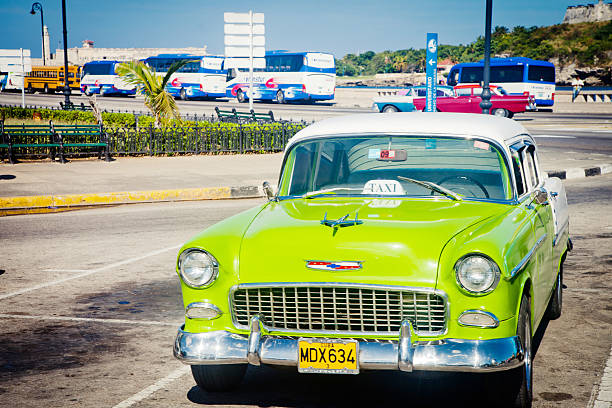 vieille voiture classique à la havane - cuba car chevrolet havana photos et images de collection