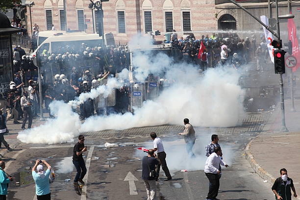 arbeitnehmer tag in istanbul - bereitschaftspolizist stock-fotos und bilder