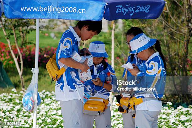 Giochi Olimpici Di Pechino 2008 I Volontari In Ufficiale Uniformi - Fotografie stock e altre immagini di Anno 2008