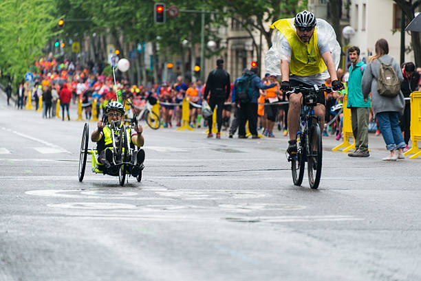 휠체어 경쟁사 마드리드 마라톤 under 장대비 - physical impairment athlete sports race wheelchair 뉴스 사진 이미지