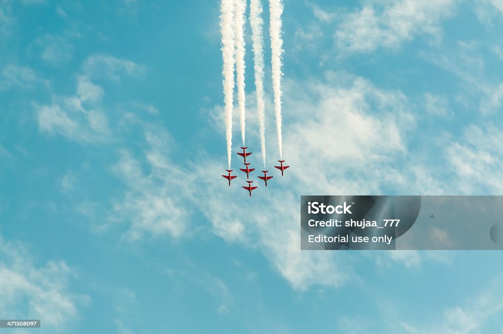 Sei getti di falco T1 forma di fumo a righe blu cielo - Foto stock royalty-free di Acrobazia