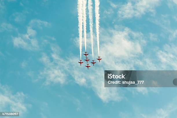 Sei Getti Di Falco T1 Forma Di Fumo A Righe Blu Cielo - Fotografie stock e altre immagini di Acrobazia