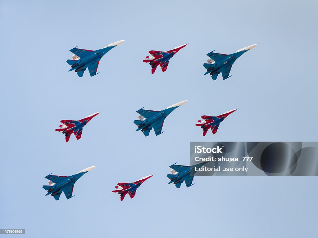 Su - 27s e Il Mikoyan-Gurevich MiG - 29UB forma esclusiva a forma di diamante Su sfondo cielo di figura - Foto stock royalty-free di Abilità