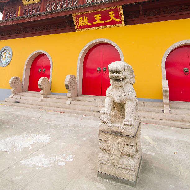 un temple de bouddha et une statue tuteur - stone statue animal imitation asia photos et images de collection