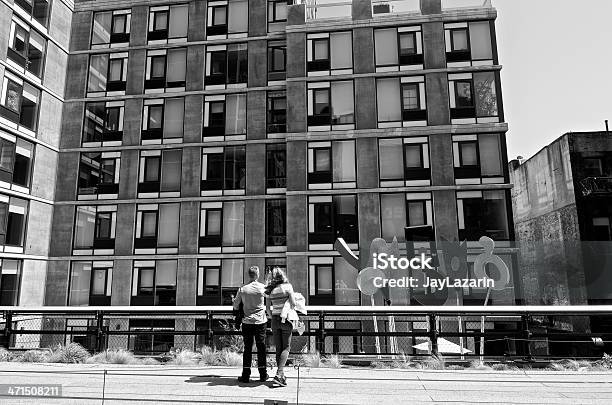 Coppia Sulla High Line Park Chelsea Manhattan New York City - Fotografie stock e altre immagini di Adulto