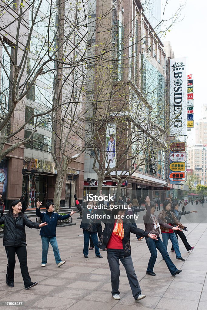 Люди, осуществляющие на nanjing road shanghai, Китай - Стоковые фото Aerobics роялти-фри