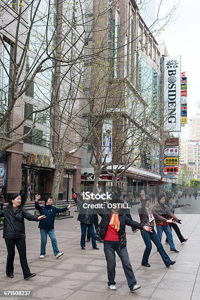 Люди Осуществляющие На Nanjing Road Shanghai Китай — стоковые фотографии и другие картинки Aerobics