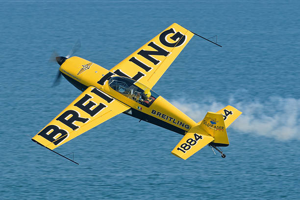 アクロバットフリースタイル - airplane stunt yellow flying ストックフォトと画像