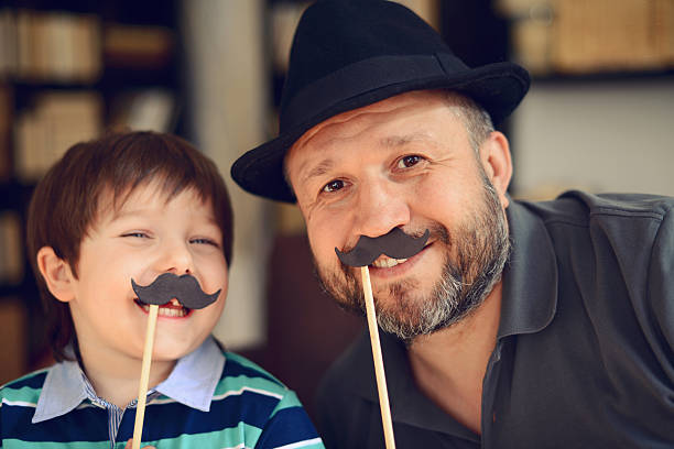 pai e filho pequeno - mid adult men portrait hat human face - fotografias e filmes do acervo