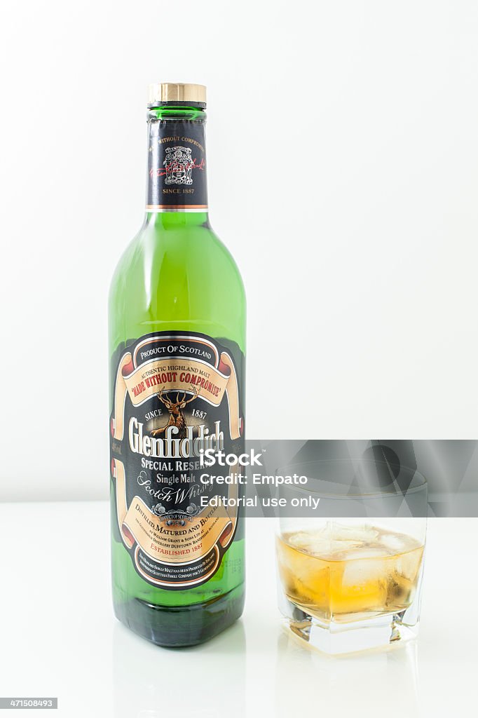 Glenfiddich Single Malt Scotch Whisky garrafa e copo de uísque. - Foto de stock de Bebida alcoólica royalty-free