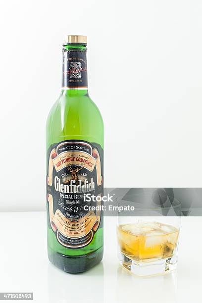 Foto de Glenfiddich Single Malt Scotch Whisky Garrafa E Copo De Uísque e mais fotos de stock de Bebida alcoólica