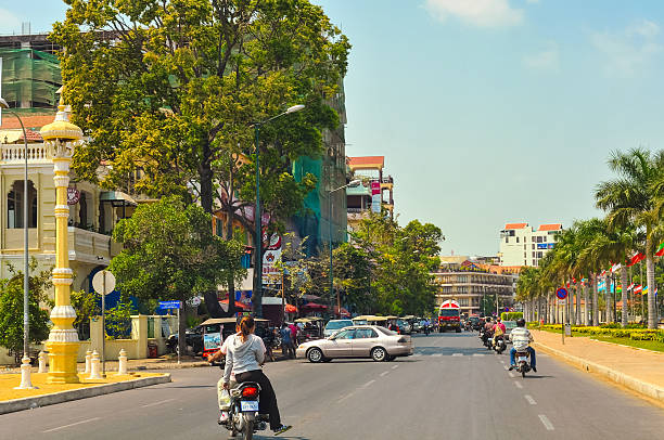 phnom penh avenue - cambodia khmer architecture outdoors - fotografias e filmes do acervo