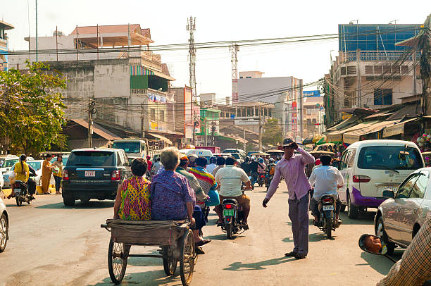 phnom penh congestionamento - cambodia khmer architecture outdoors - fotografias e filmes do acervo