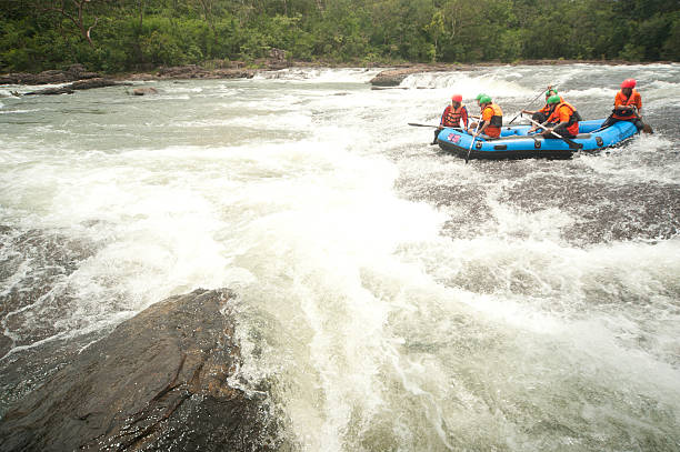 rafting corrida. - rafting thailand river inflatable raft - fotografias e filmes do acervo
