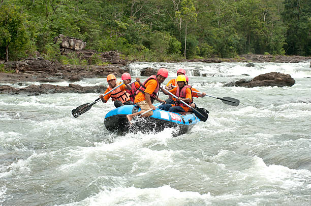 rafting corrida. - rafting thailand river inflatable raft - fotografias e filmes do acervo