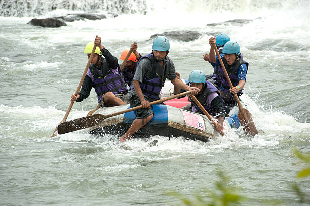 뗏목 레이싱. - rafting thailand river inflatable raft 뉴스 사진 이미지