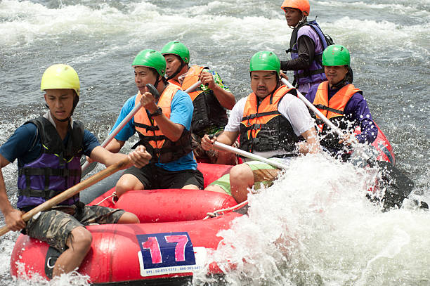 뗏목 레이싱. - rafting thailand river inflatable raft 뉴스 사진 이미지