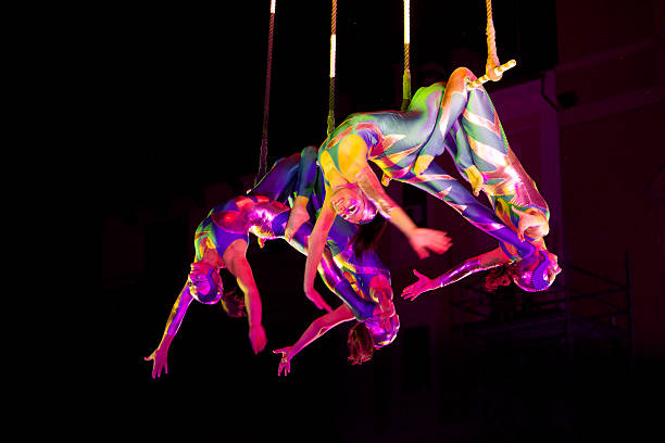 acrobats - acróbata circo fotografías e imágenes de stock