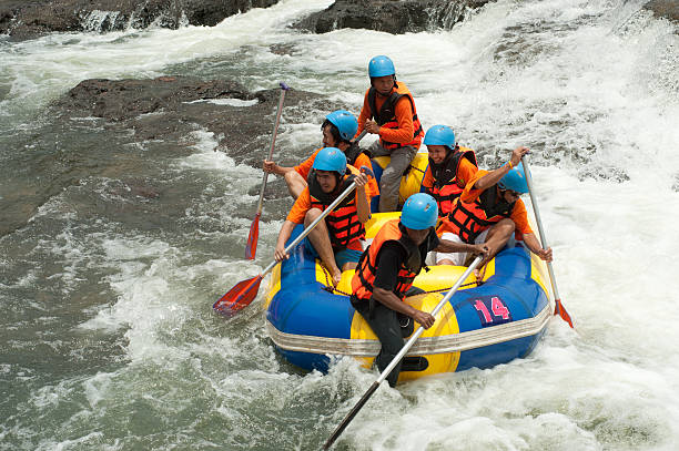 rafting carreras. - rafting thailand river inflatable raft fotografías e imágenes de stock