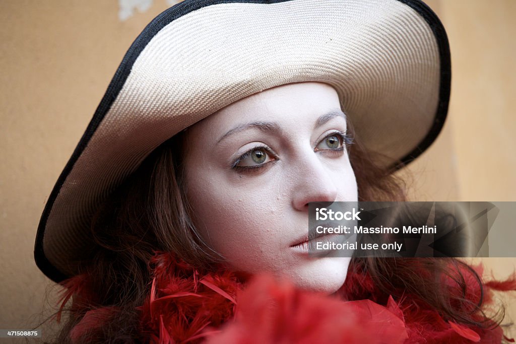 Donna in rosso carnevale - Foto stock royalty-free di Adulto