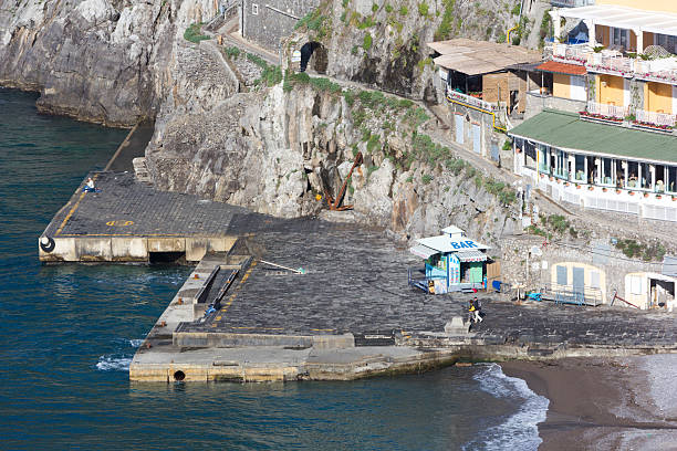 positano en la costa de amalfi, italia - beach house villa bar fotografías e imágenes de stock