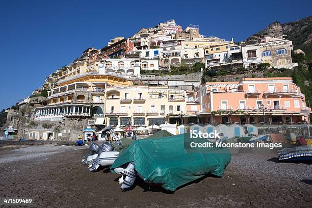 Positano En La Costa De Amalfi Italia Foto de stock y más banco de imágenes de Aire libre - Aire libre, Aldea, Barco pesquero