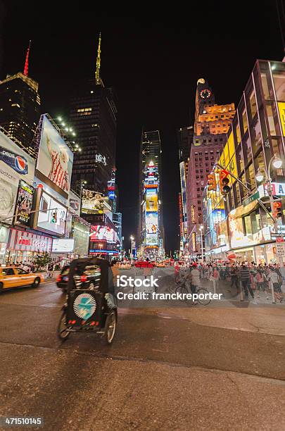 Turista En Times Square Y Rascacielos Iluminado Foto de stock y más banco de imágenes de Aire libre - Aire libre, Atestado, Ciudad