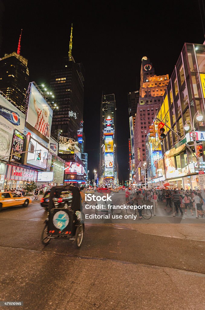 Turystycznych na Times Square i oświetlony Wieżowiec - Zbiór zdjęć royalty-free (Droga)