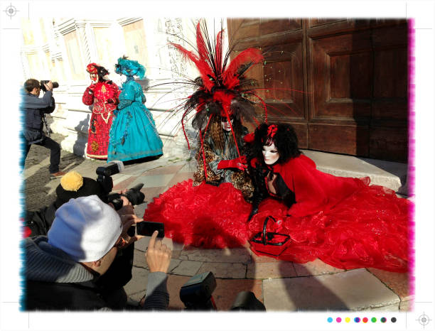 bela e fotógrafos máscaras no carnaval de veneza de 2013 - holidays and celebrations shadow italy venice italy imagens e fotografias de stock