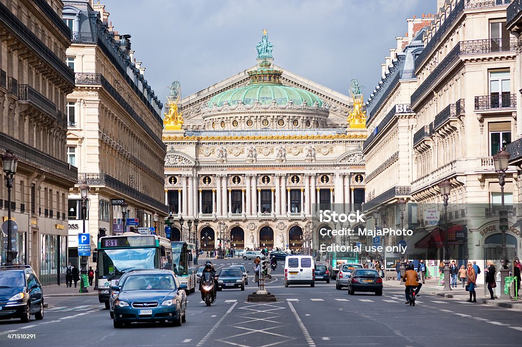 Paryskie centrum miasta scena z opera house - Zbiór zdjęć royalty-free (1. dzielnica Paryża)
