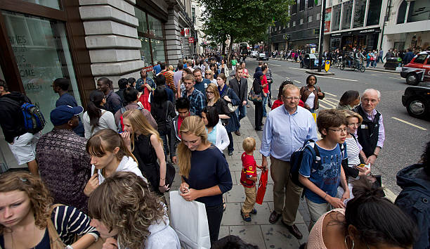 oxford street em londres - family child crowd british culture imagens e fotografias de stock