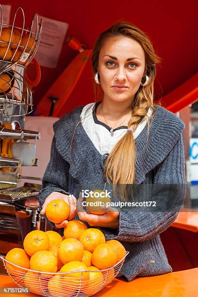 Menina Com Laranjas - Fotografias de stock e mais imagens de Adolescente - Adolescente, Adulto, Alimentação Saudável