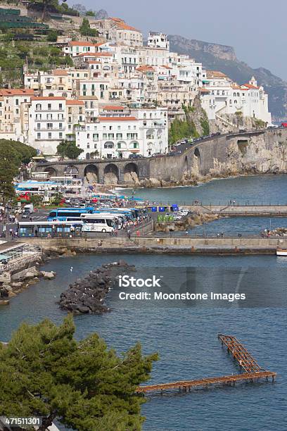 Amalfi En Campania Italia Foto de stock y más banco de imágenes de Aire libre - Aire libre, Aldea, Amalfi